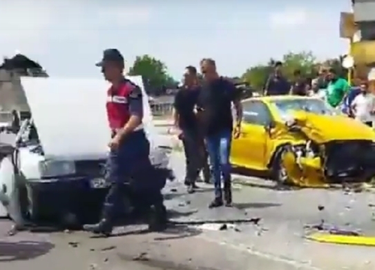 D-100'de 3 araçlı zincirleme kaza