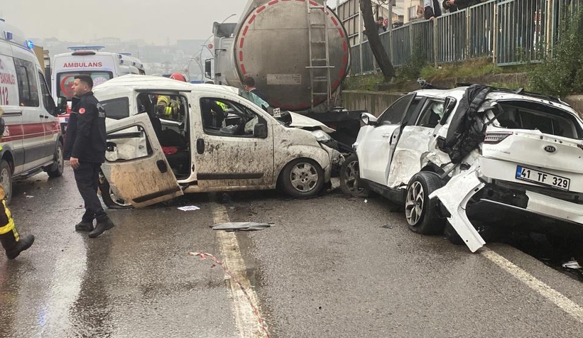 D-100'de feci kaza: 1'i ağır 3 yaralı