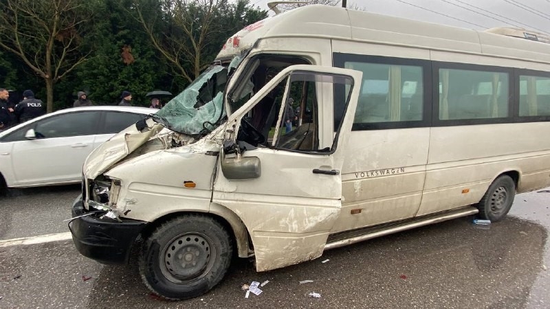 d-100-de-feci-kaza-adapazari-minibusu-kamyona-carptiufvld3n5qx