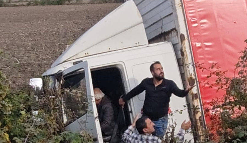 d-100-de-feci-kaza-araclar-tarlaya-uctudvn1vtvidu