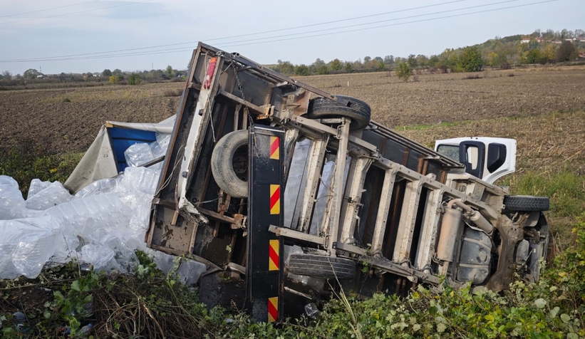d-100-de-feci-kaza-araclar-tarlaya-uctudvn1vtvidu