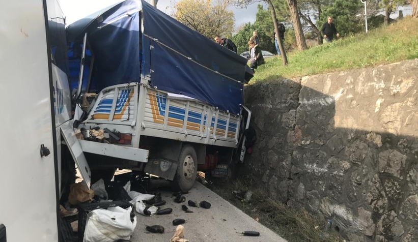 D-100'de kaza: 4 yaralı