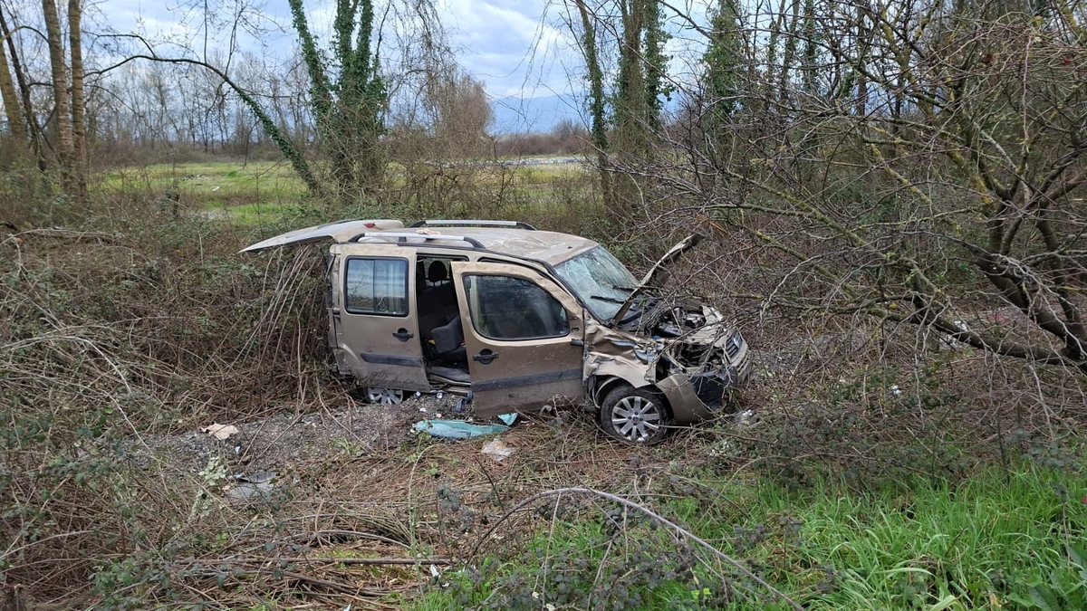 D-100'de kaza; Şarampole yuvarlandı