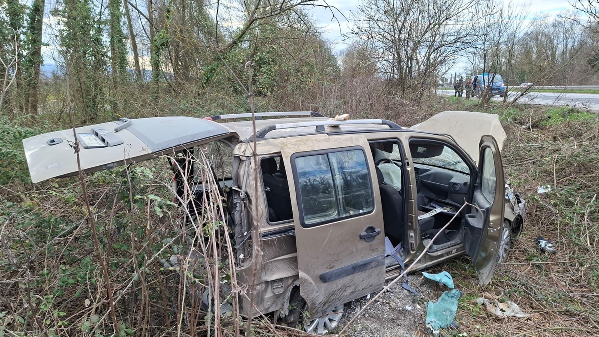 D-100'de kaza; Şarampole yuvarlandı