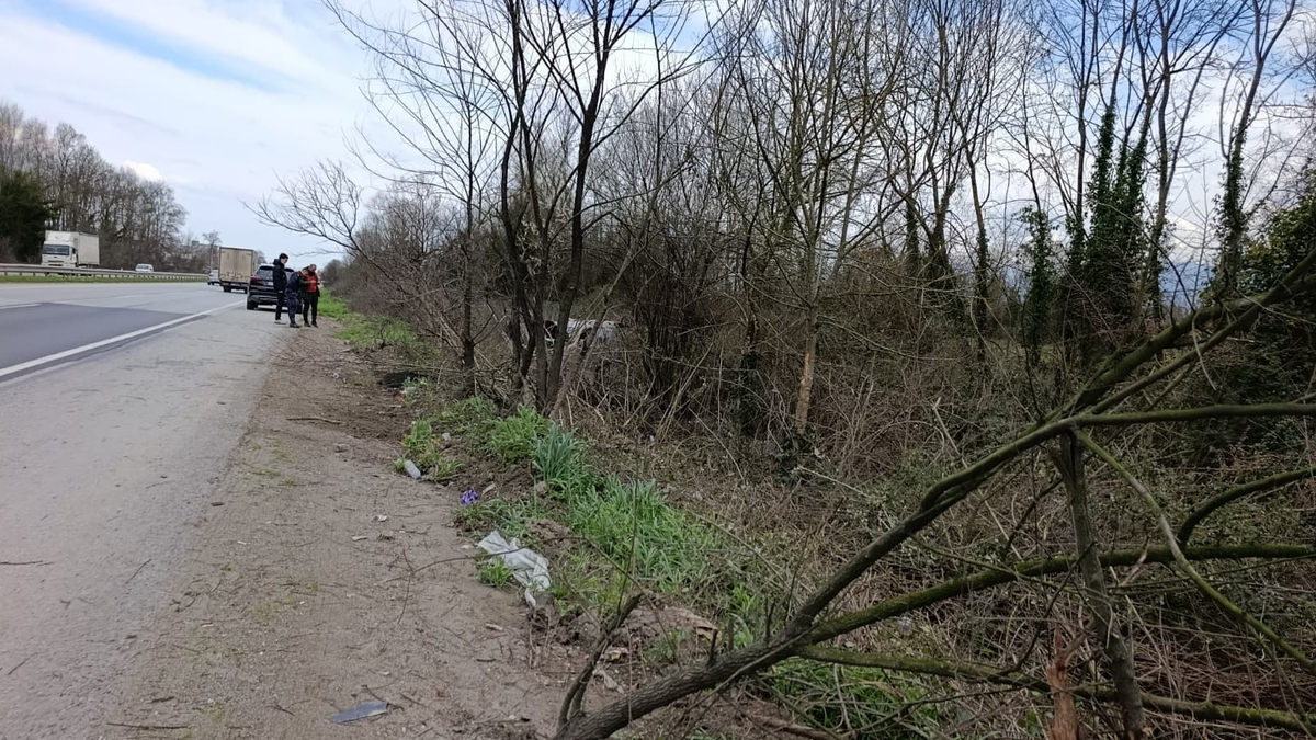 D-100'de kaza; Şarampole yuvarlandı