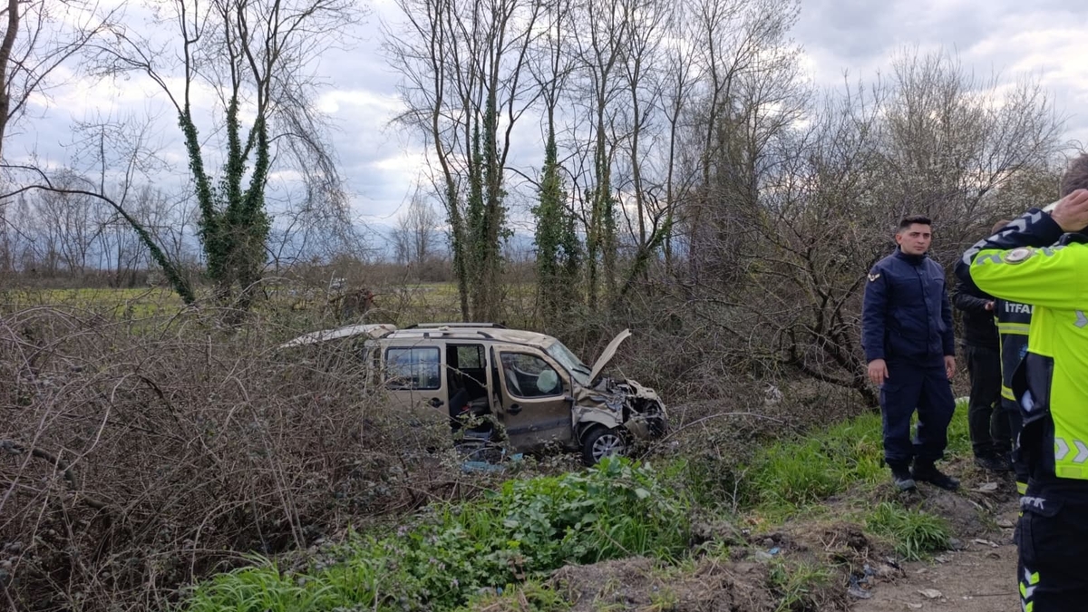D-100'de kaza; Şarampole yuvarlandı