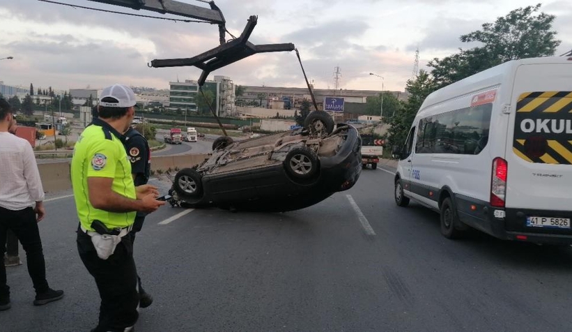 D-100'de lastiği patlayıp karşı yöne geçti