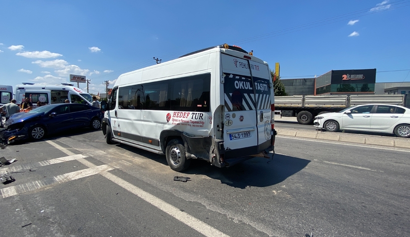 D-100'de otomobil ile minibüs çarpıştı: 1 yaralı