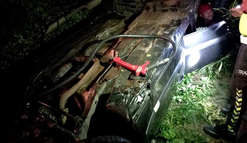 D-100'de otomobil mısır tarlasına yuvarlandı