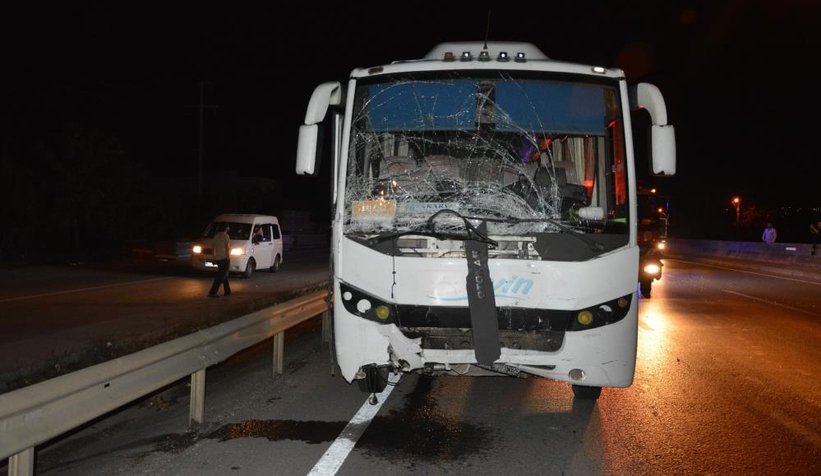 D-100'de servis otobüsü ile hafif ticari araç çarpıştı: