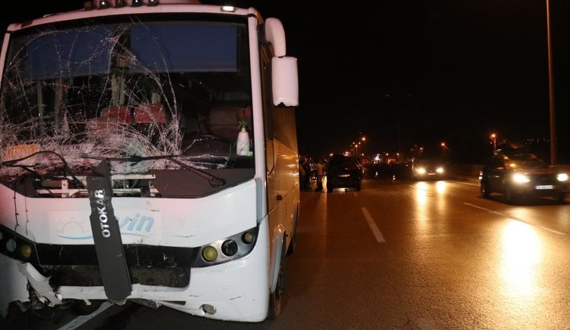 D-100'de servis otobüsü ile hafif ticari araç çarpıştı: