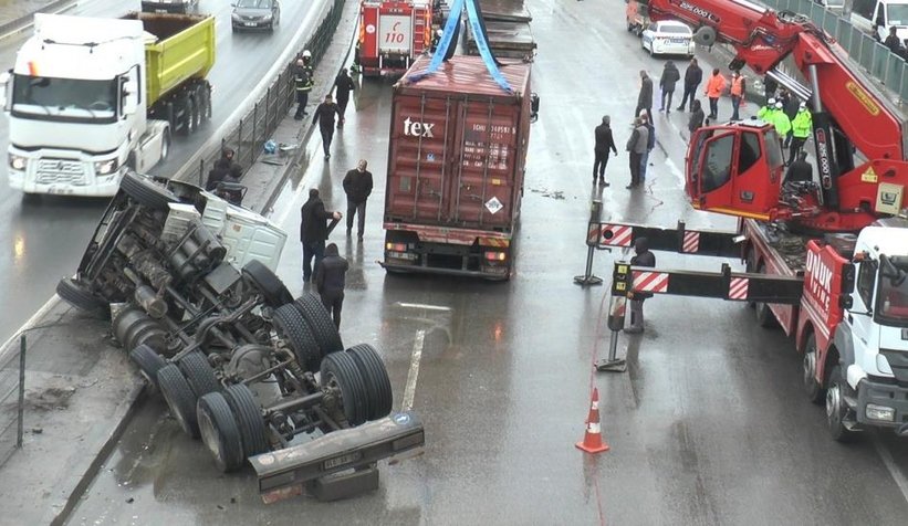 D-100'de tır devrildi