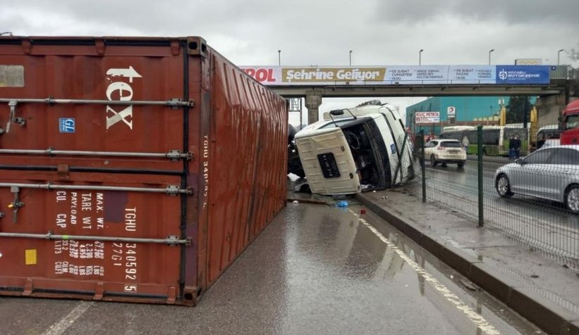 D-100'de tır devrildi