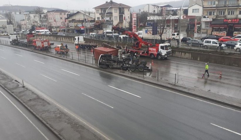 D-100'de tır devrildi