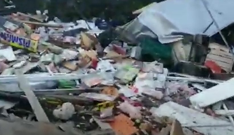 D-100'de tır manava daldı