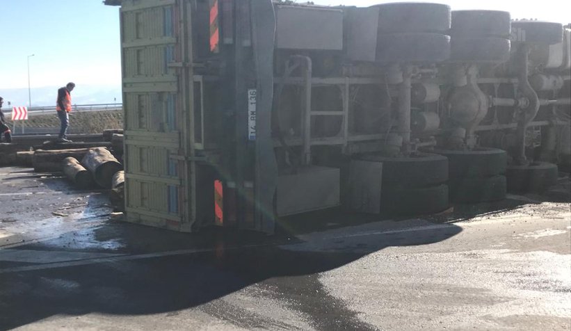 D-100'de tomruk yüklü kamyon devrildi