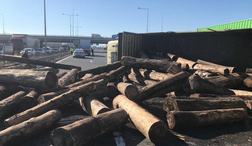 D-100'de tomruk yüklü kamyon devrildi