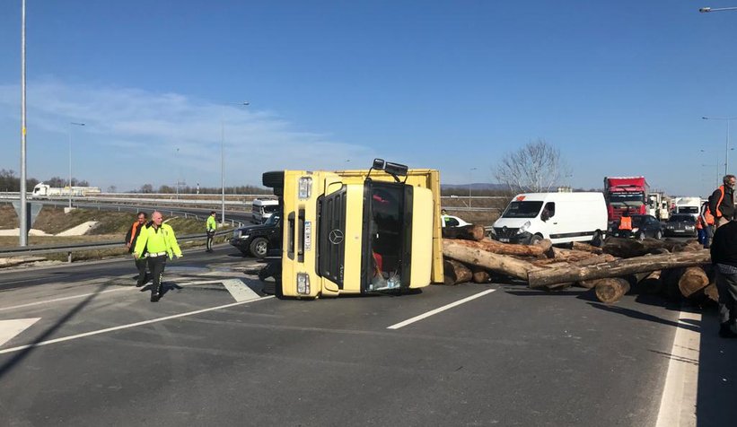 D-100'de tomruk yüklü kamyon devrildi