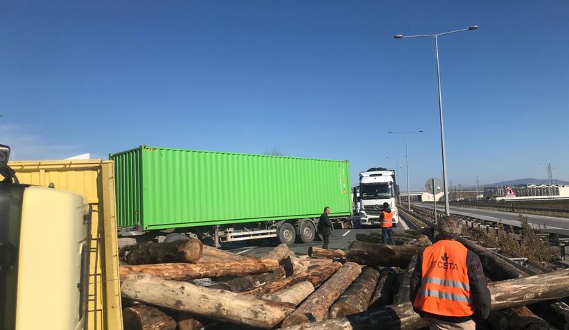 D-100'de tomruk yüklü kamyon devrildi