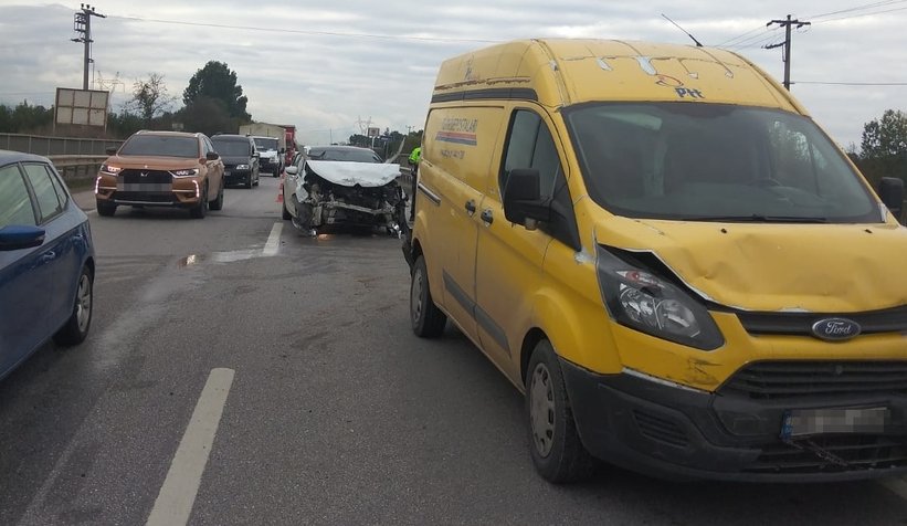 D-100'de zincirleme kaza: 2 yaralı