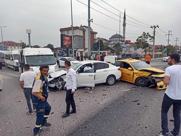 D-100'de zincirleme kaza: 2 yaralı