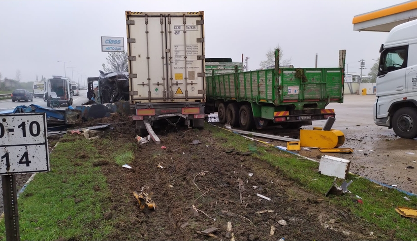 D-100 feci kaza: Sürücü araçta sıkıştı