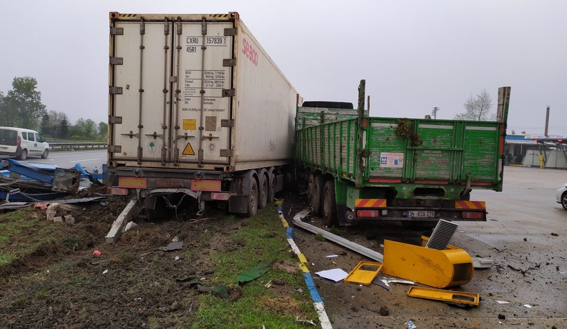 D-100 feci kaza: Sürücü araçta sıkıştı