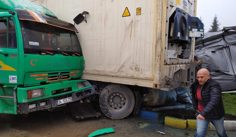 D-100 feci kaza: Sürücü araçta sıkıştı