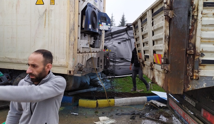 D-100 feci kaza: Sürücü araçta sıkıştı