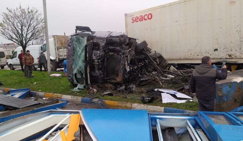 D-100 feci kaza: Sürücü araçta sıkıştı