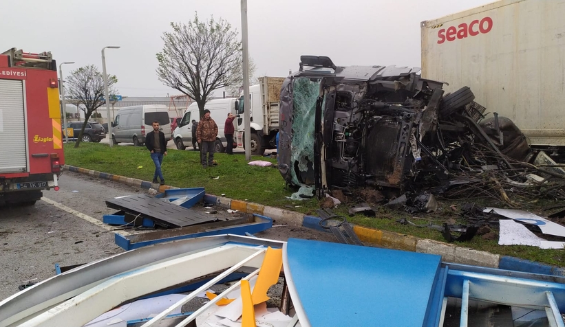 D-100 feci kaza: Sürücü araçta sıkıştı