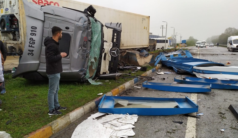 D-100 feci kaza: Sürücü araçta sıkıştı