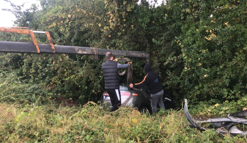 D-100 otomobil çalılıklara uçtu