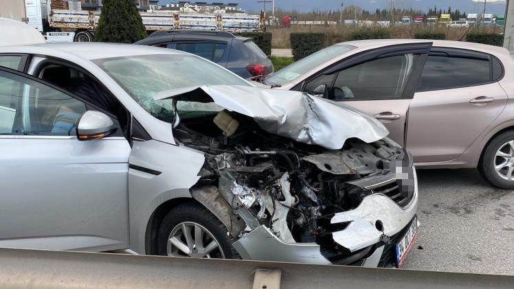 D-100’de 3 araçlık zincirleme kaza: 1 yaralı