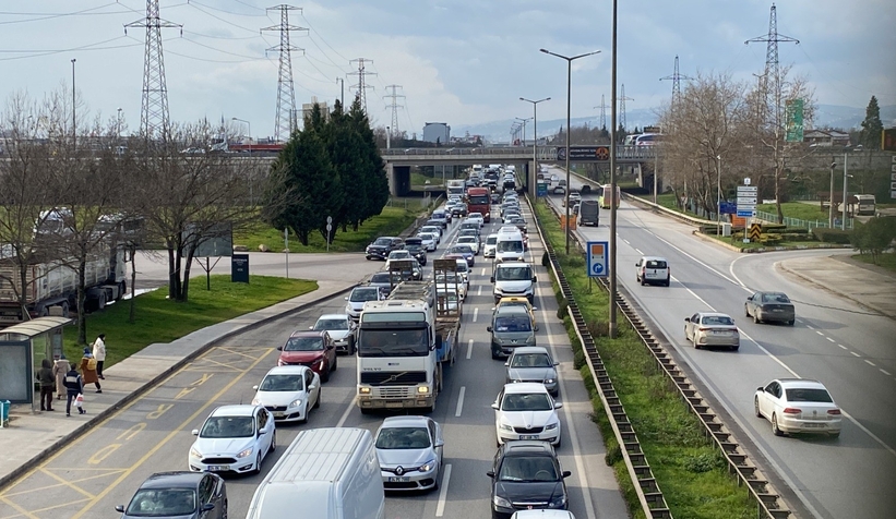 D-100’de 3 araçlık zincirleme kaza: 1 yaralı