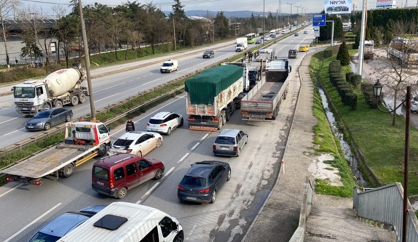 D-100’de 3 araçlık zincirleme kaza: 1 yaralı