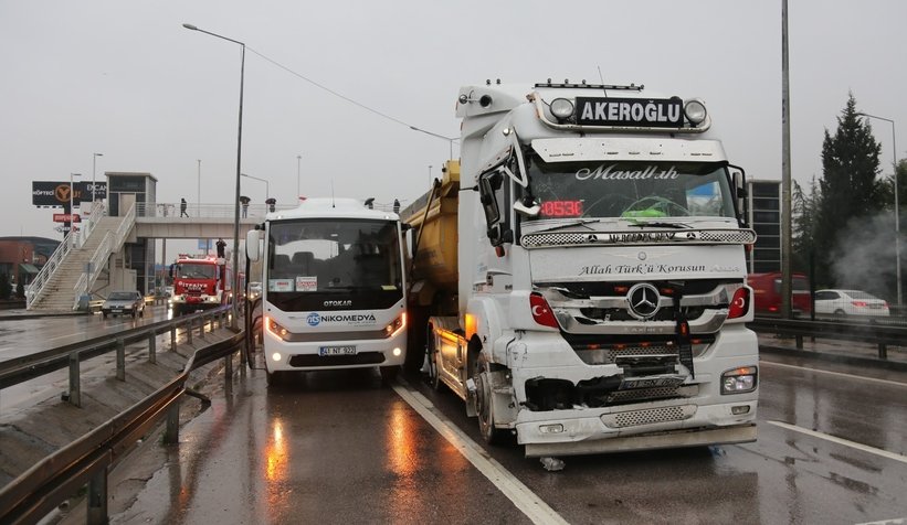 D-100’de 5 araç birbirine girdi: 8 yaralı