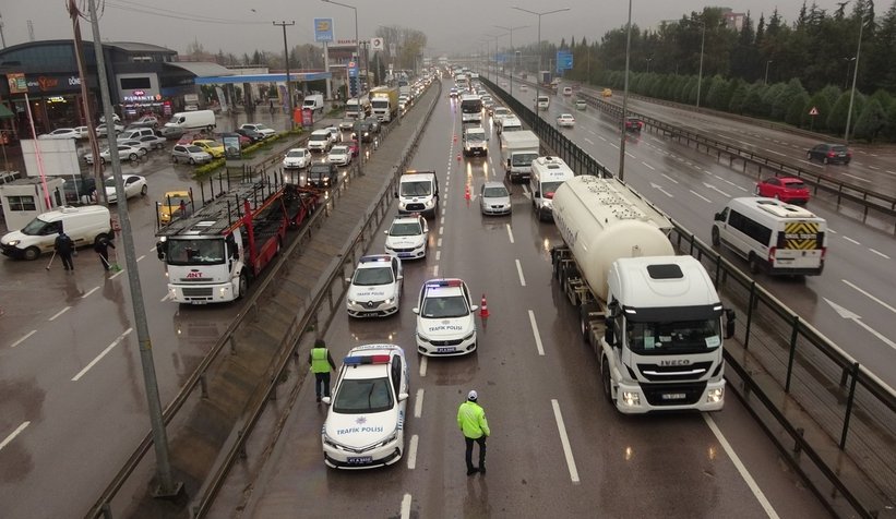 D-100’de 5 araç birbirine girdi: 8 yaralı