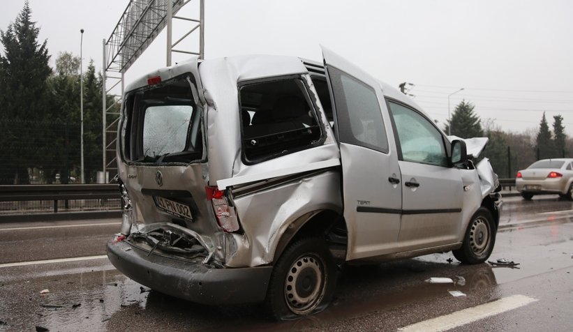 D-100’de 5 araç birbirine girdi: 8 yaralı