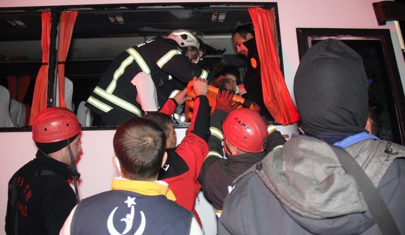 D-100’de halk otobüsü tıra çarptı: 6 yaralı