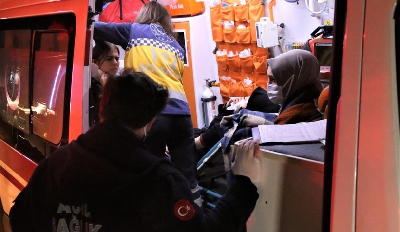 D-100’de halk otobüsü tıra çarptı: 6 yaralı