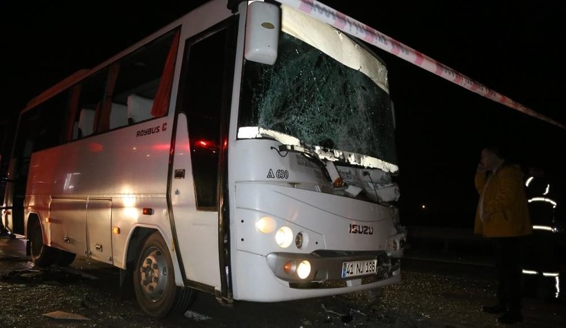 D-100’de halk otobüsü tıra çarptı: 6 yaralı