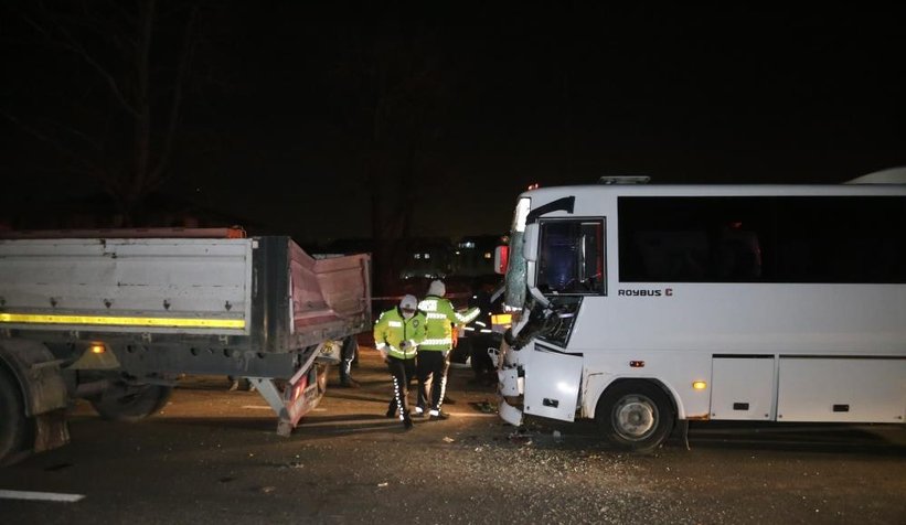 D-100’de halk otobüsü tıra çarptı: 6 yaralı