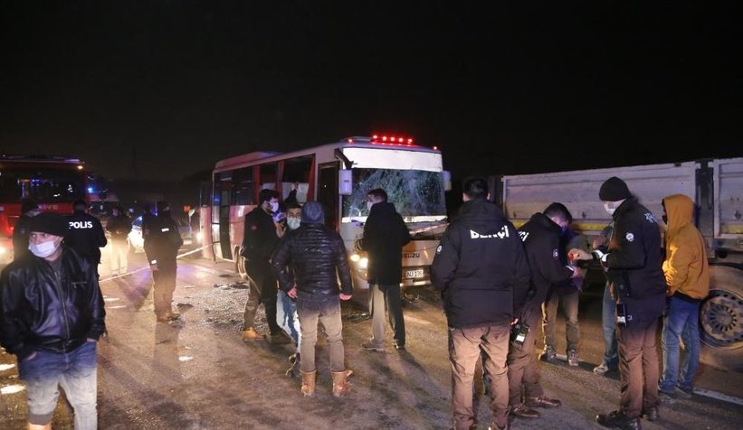 D-100’de halk otobüsü tıra çarptı: 6 yaralı