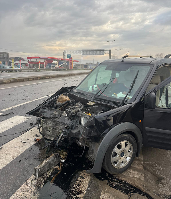 D-100’de Işık İhlali Kazası  4 Kişi Yaralandı