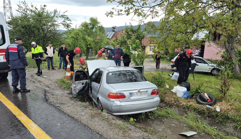 d-100de-korku-dolu-anlar-akyazi-plakali-otomobil-sulama-kanalina-uctu-oevestjluj