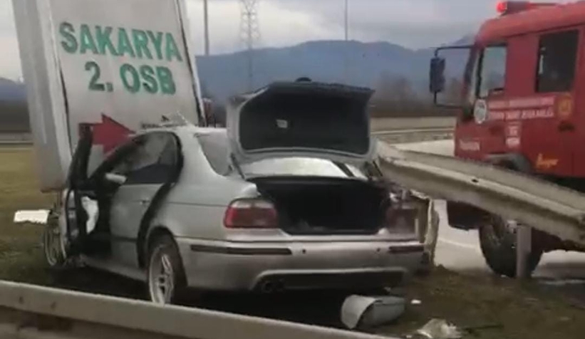 D-100’de otomobil bariyerlere girdi: 2 yaralı