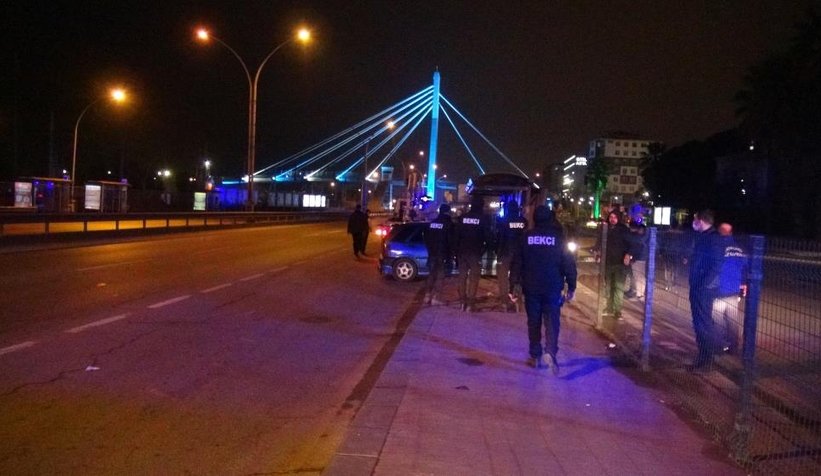 D-100’de otomobil durağa daldı