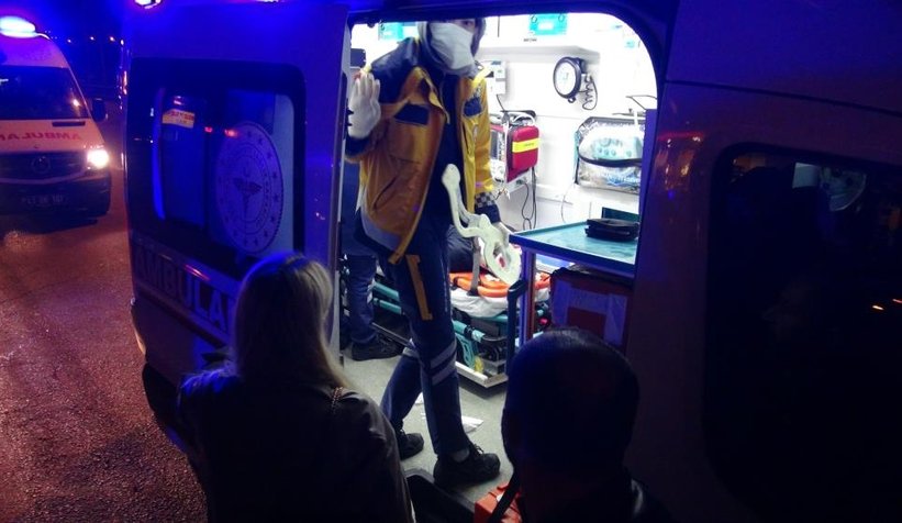 D-100’de otomobil durağa daldı