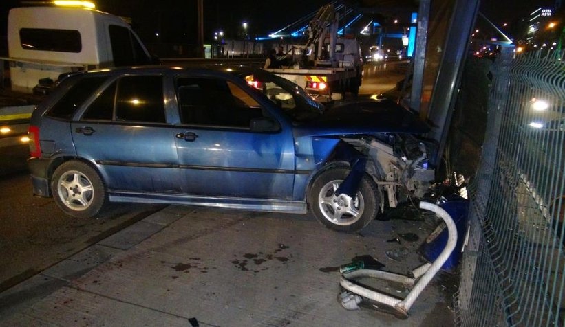 D-100’de otomobil durağa daldı